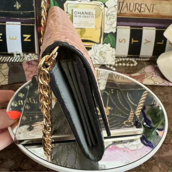 Gucci Pink and Gray Embossed Wallet - Picture 2 of 14